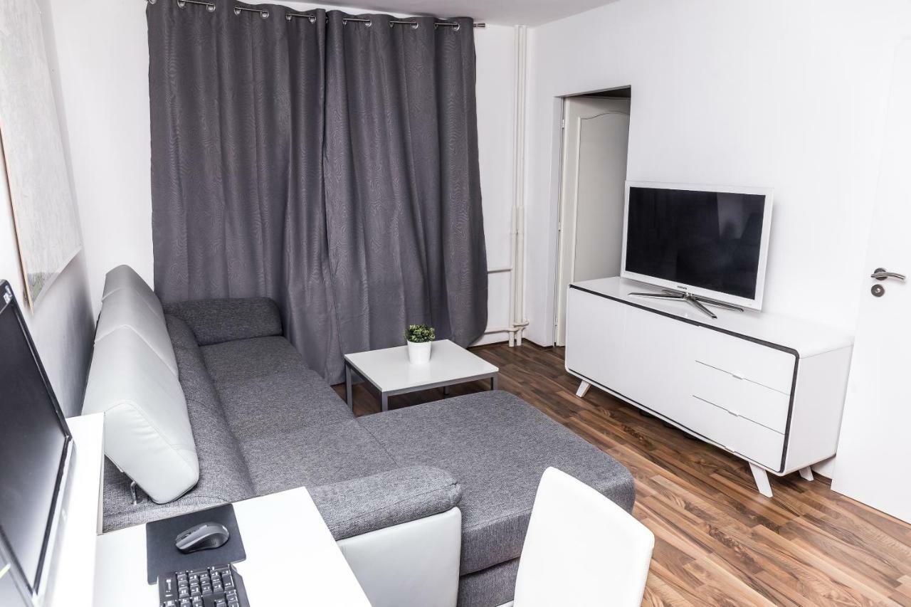 Family House With Parking Semesterbostad Prag